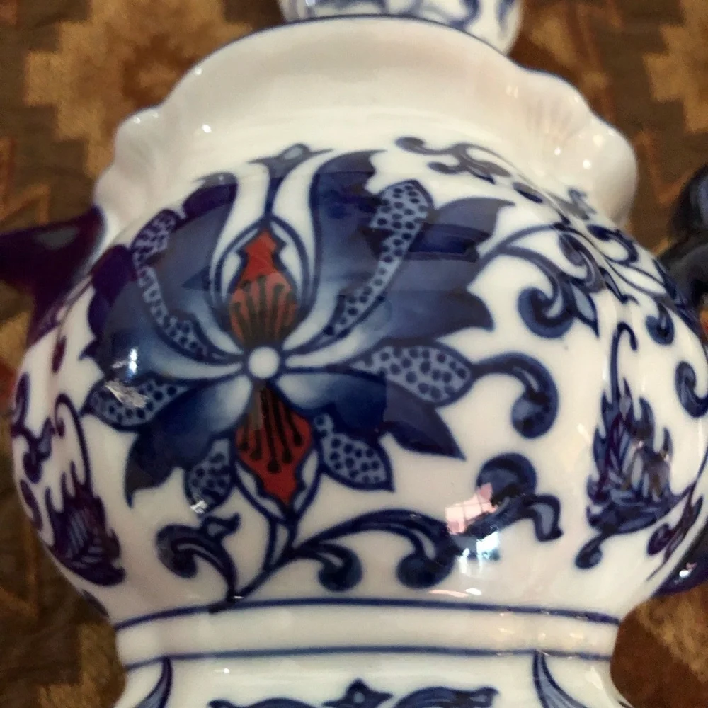 Beautiful Bombay&Co. Blue and White teapot vintage with floral print. - Picture 4 of 8